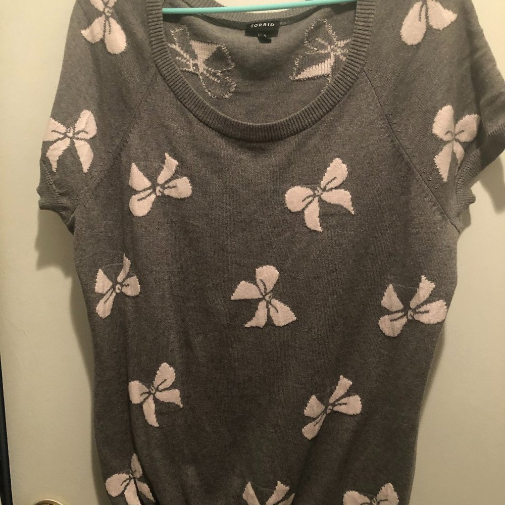 Grey thin sweater w/pink bow ties